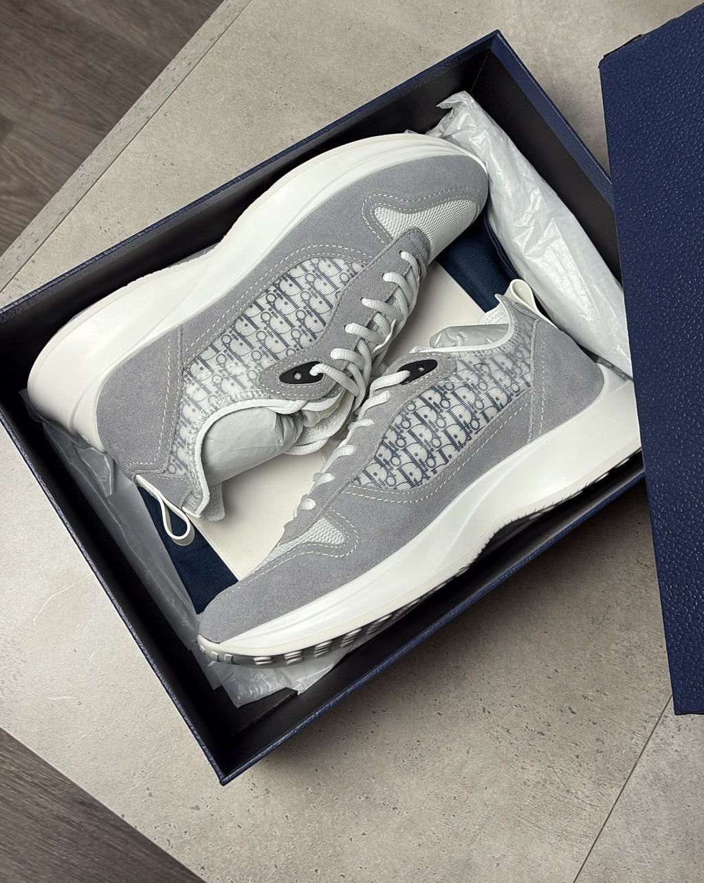 CD 25 - LIGHT GREY TRAINER'S